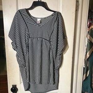 Xhilaration Black and White Dolman Sleeve Tunic